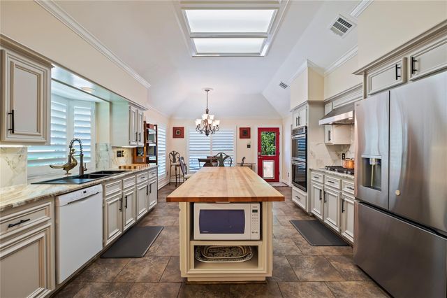 2025 Sandy Coast Circle, League City, TX 77573