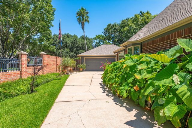 2025 Sandy Coast Circle, League City, TX 77573
