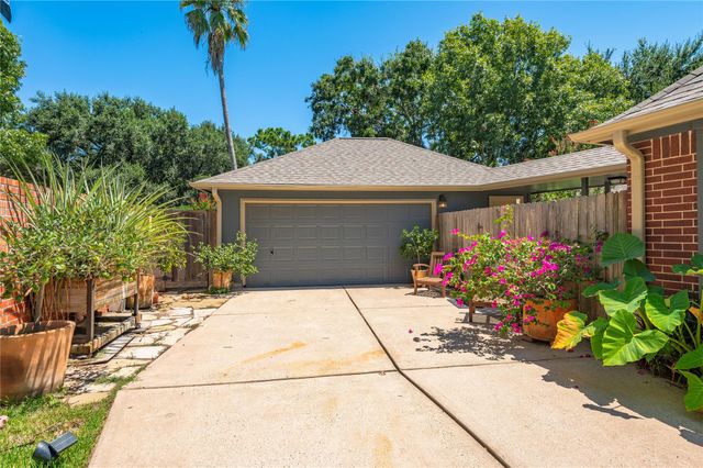 2025 Sandy Coast Circle, League City, TX 77573
