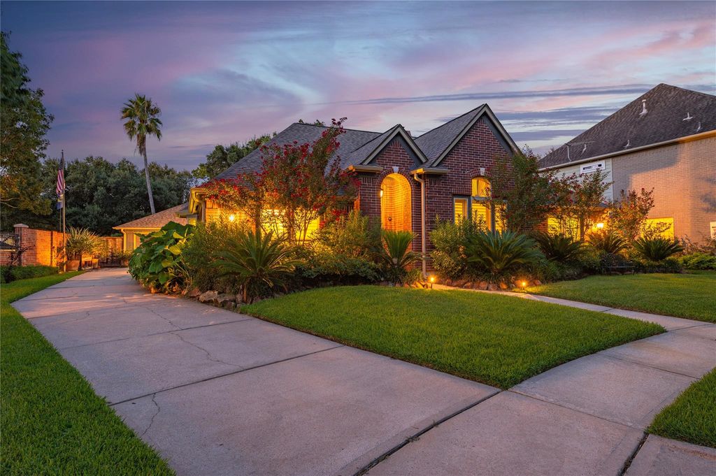 2025 Sandy Coast Circle, League City, TX 77573