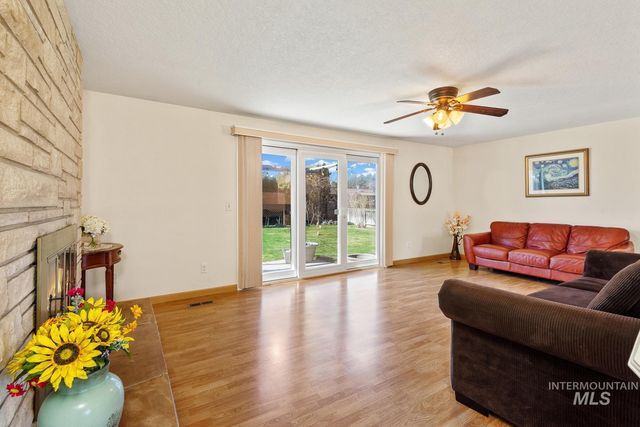 3861 N Sheringham Dr, Boise, ID 83704