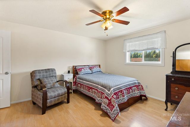 3861 N Sheringham Dr, Boise, ID 83704