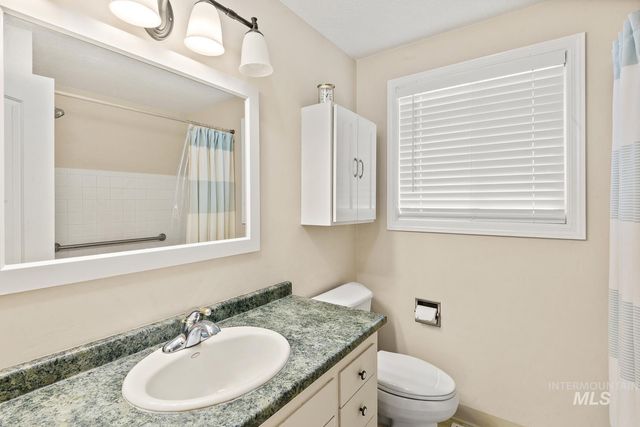 3861 N Sheringham Dr, Boise, ID 83704