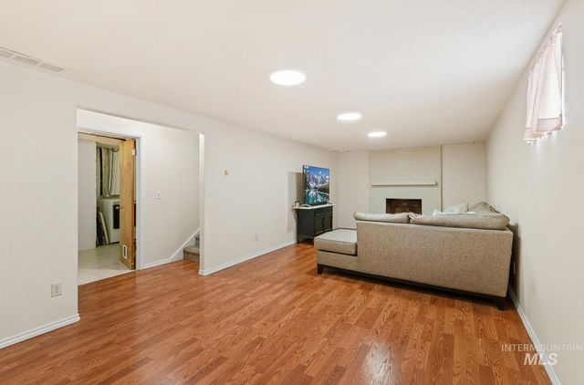 3861 N Sheringham Dr, Boise, ID 83704