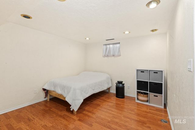 3861 N Sheringham Dr, Boise, ID 83704