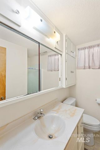 3861 N Sheringham Dr, Boise, ID 83704