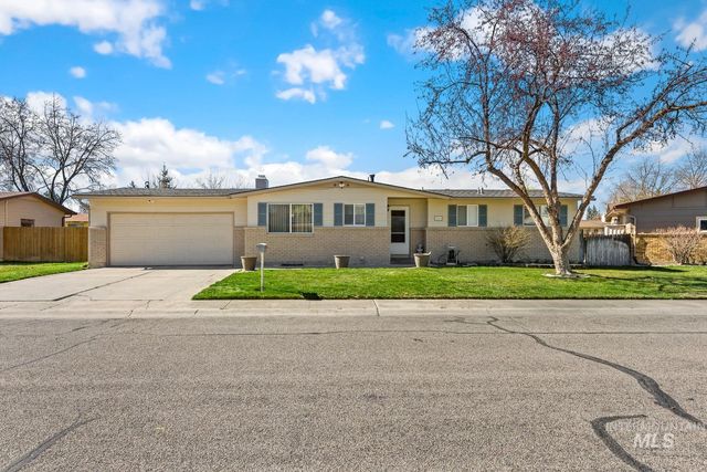 3861 N Sheringham Dr, Boise, ID 83704