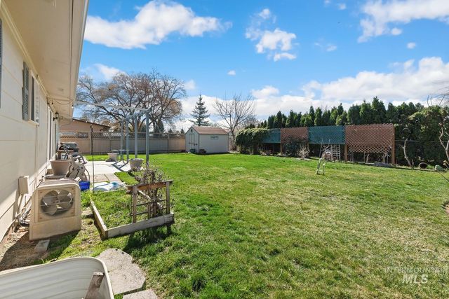 3861 N Sheringham Dr, Boise, ID 83704