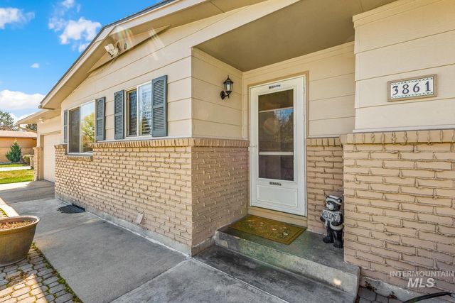 3861 N Sheringham Dr, Boise, ID 83704