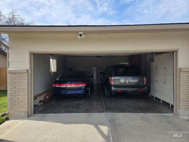 3861 N Sheringham Dr, Boise, ID 83704