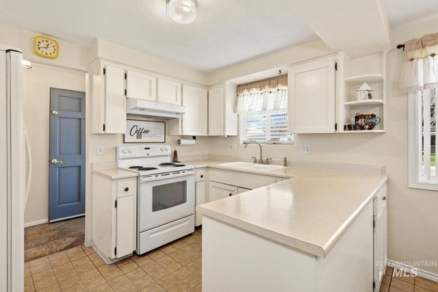 3861 N Sheringham Dr, Boise, ID 83704