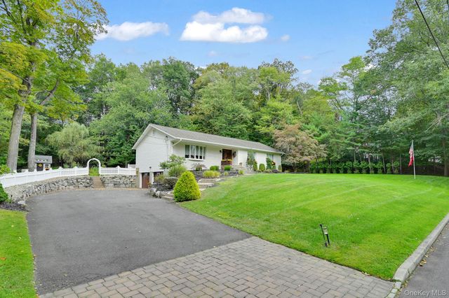 15 Ramapo Lane, Chestnut Ridge, NY 10952