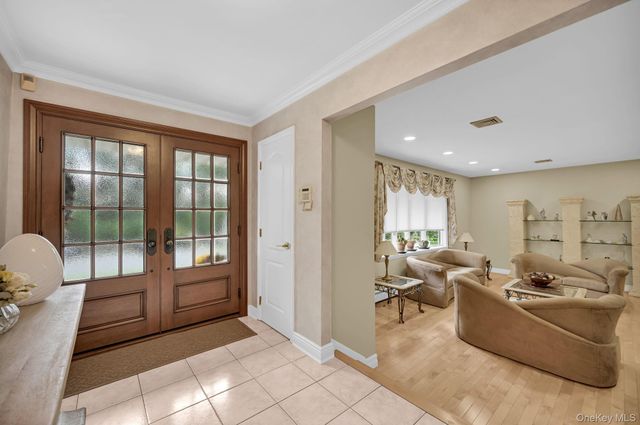 15 Ramapo Lane, Chestnut Ridge, NY 10952