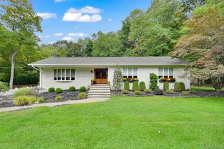 15 Ramapo Lane, Chestnut Ridge, NY 10952