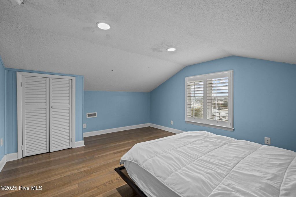 Image 17 of property listing at 247 Bayview Boulevard, Atlantic Beach, NC 28512