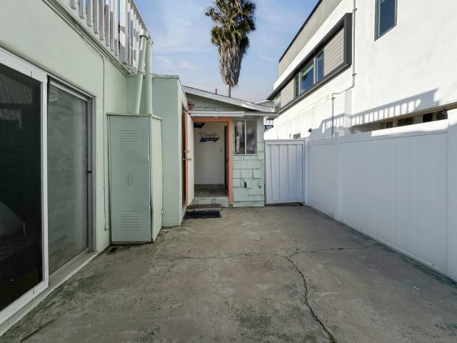 809 Sunset Ct, San Diego, CA 92109