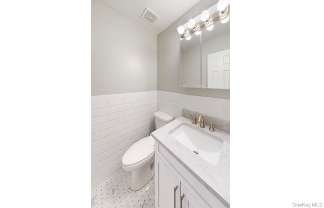 100 Saddle Cove Road 307, Bohemia, NY 11716