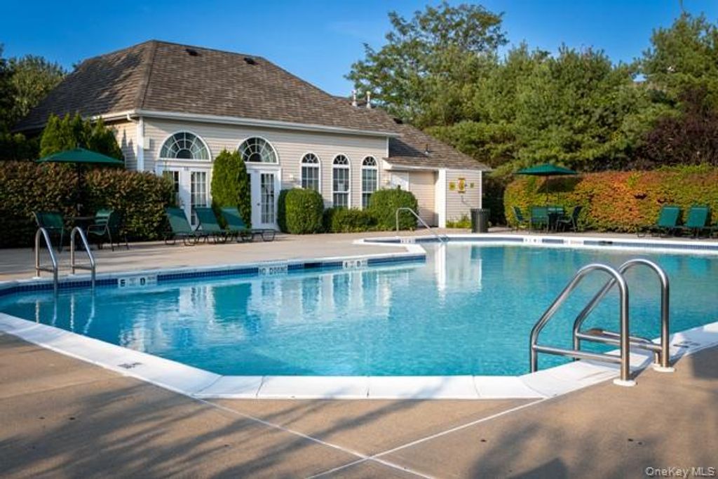 100 Saddle Cove Road 307, Bohemia, NY 11716