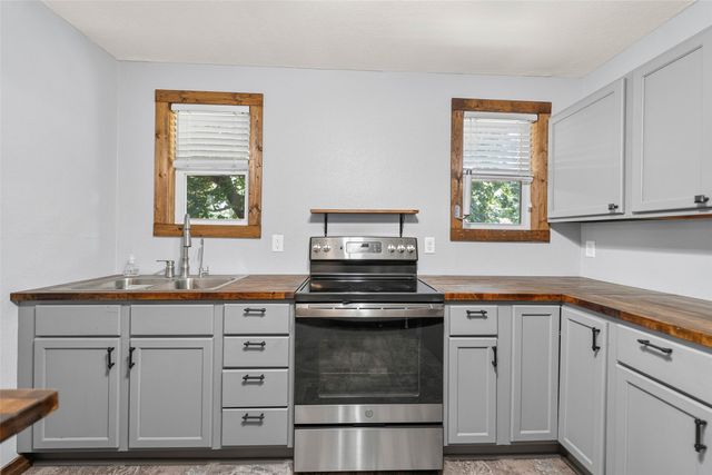 1380 Rock Creek Street W, Kellogg, IA 50135
