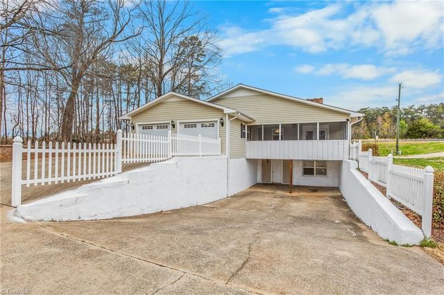 1504 Edgewood Drive, Yadkinville, NC 27055