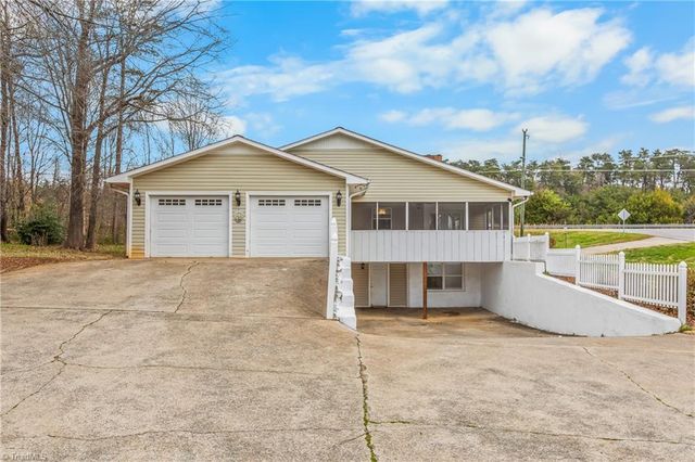 1504 Edgewood Drive, Yadkinville, NC 27055