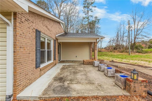 1504 Edgewood Drive, Yadkinville, NC 27055