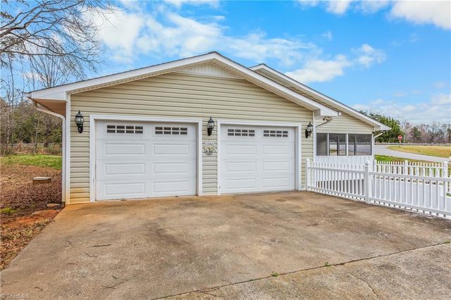 1504 Edgewood Drive, Yadkinville, NC 27055