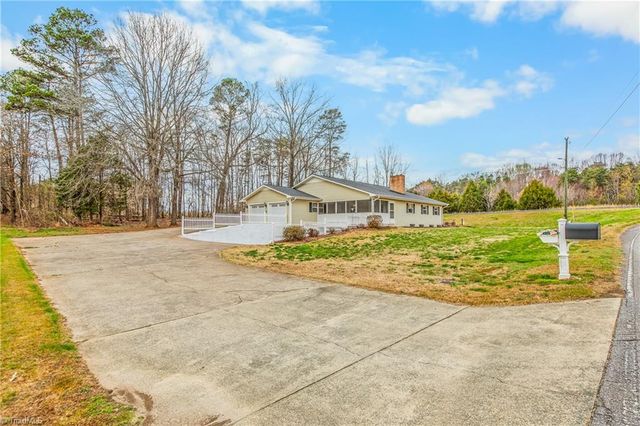 1504 Edgewood Drive, Yadkinville, NC 27055