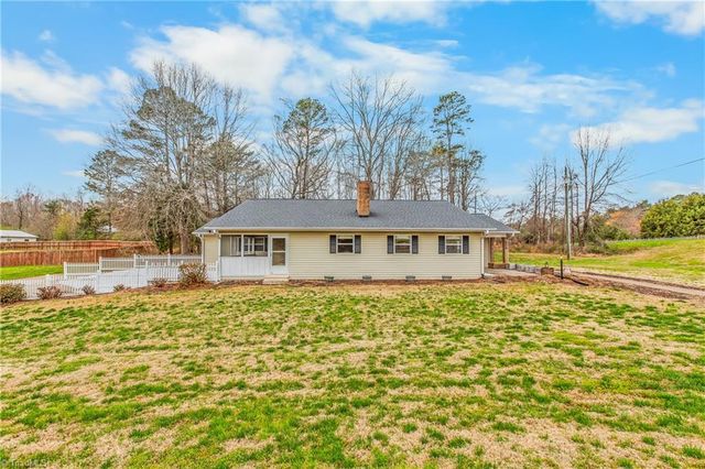 1504 Edgewood Drive, Yadkinville, NC 27055