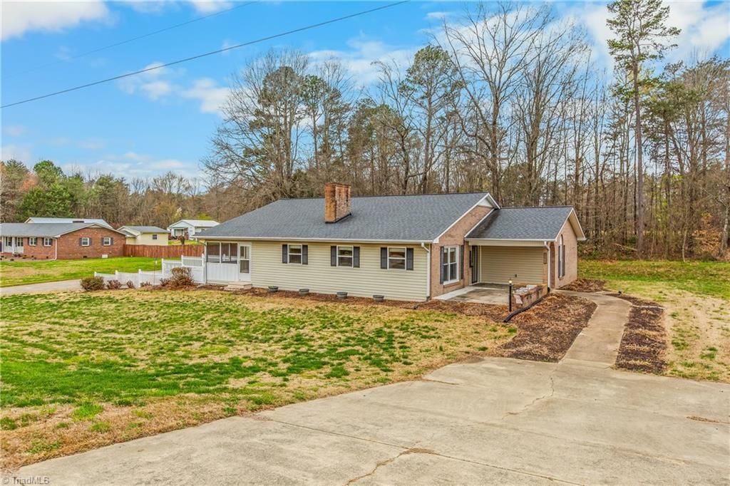 1504 Edgewood Drive, Yadkinville, NC 27055