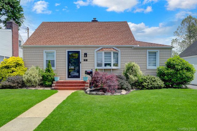 31 Locust Avenue E, Farmingdale, NY 11735