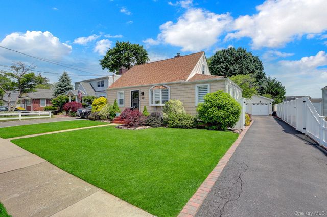31 Locust Avenue E, Farmingdale, NY 11735