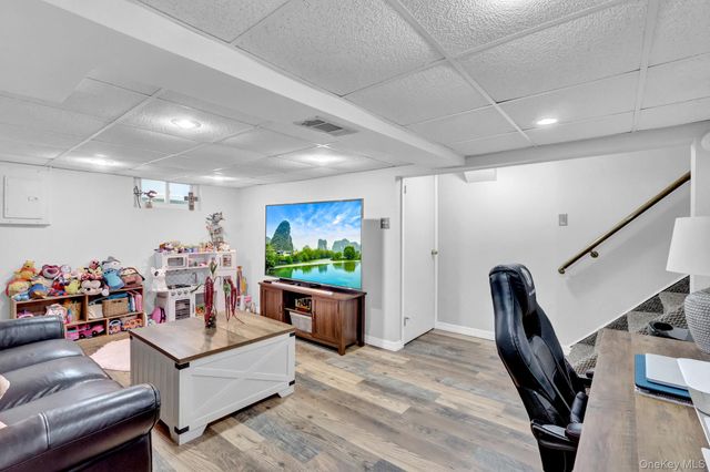 31 Locust Avenue E, Farmingdale, NY 11735