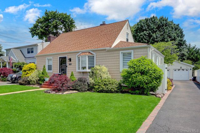 31 Locust Avenue E, Farmingdale, NY 11735