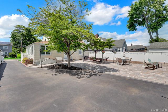 31 Locust Avenue E, Farmingdale, NY 11735