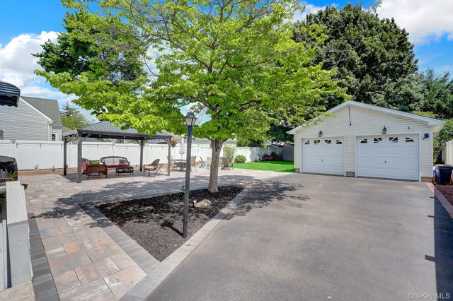 31 Locust Avenue E, Farmingdale, NY 11735
