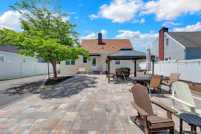 31 Locust Avenue E, Farmingdale, NY 11735