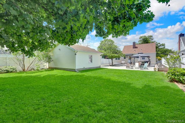 31 Locust Avenue E, Farmingdale, NY 11735