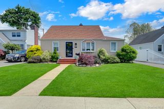 31 Locust Avenue E, Farmingdale, NY 11735