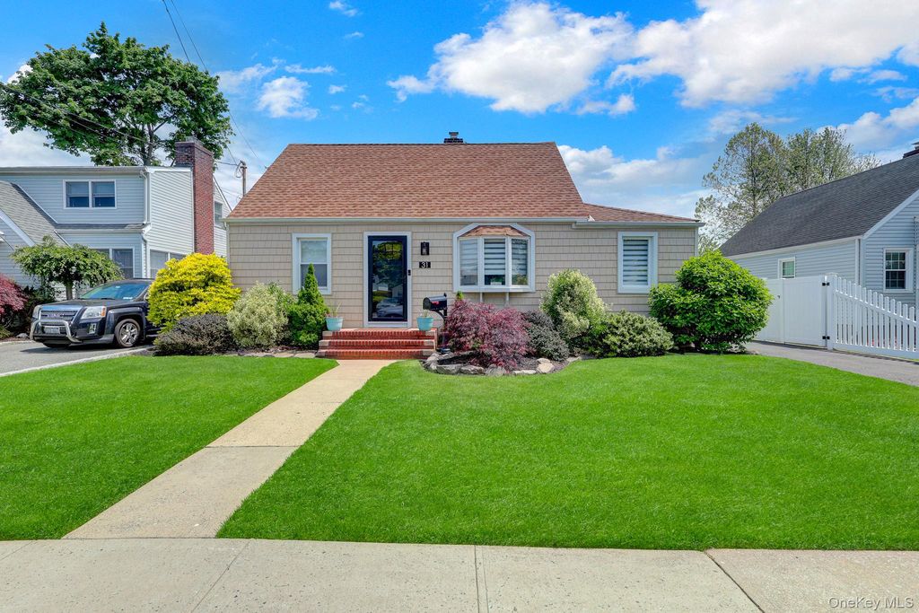 31 Locust Avenue E, Farmingdale, NY 11735