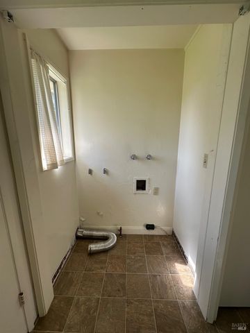 699 Mund Rd, St. Helena, CA 94574