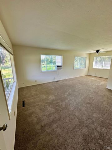 699 Mund Rd, St. Helena, CA 94574