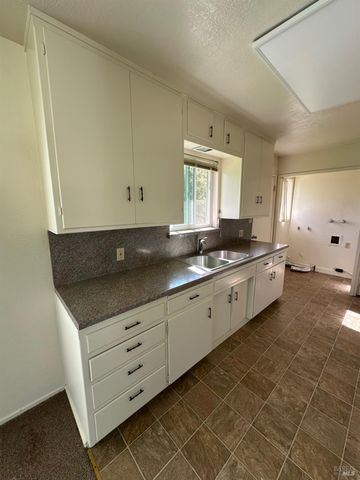 699 Mund Rd, St. Helena, CA 94574