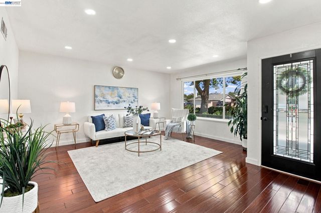 851 Geraldine St, Livermore, CA 94550