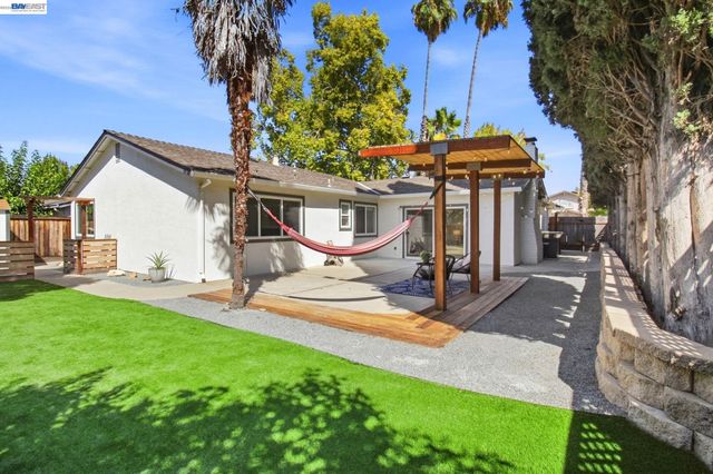 851 Geraldine St, Livermore, CA 94550