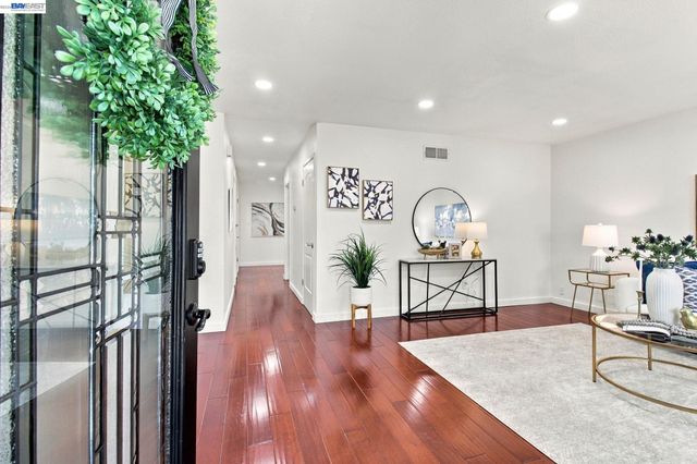 851 Geraldine St, Livermore, CA 94550