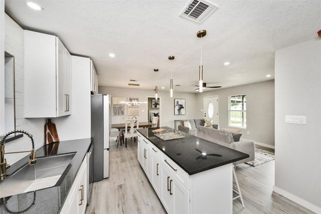 712 Mobile Drive, Pasadena, TX 77506
