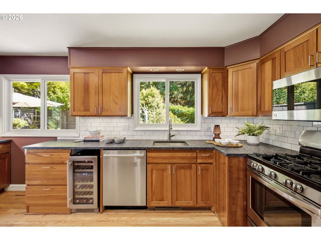 5211 Sw 18TH Pl, Portland, OR 97239