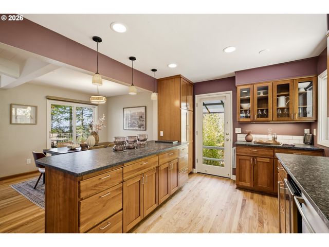 5211 Sw 18TH Pl, Portland, OR 97239