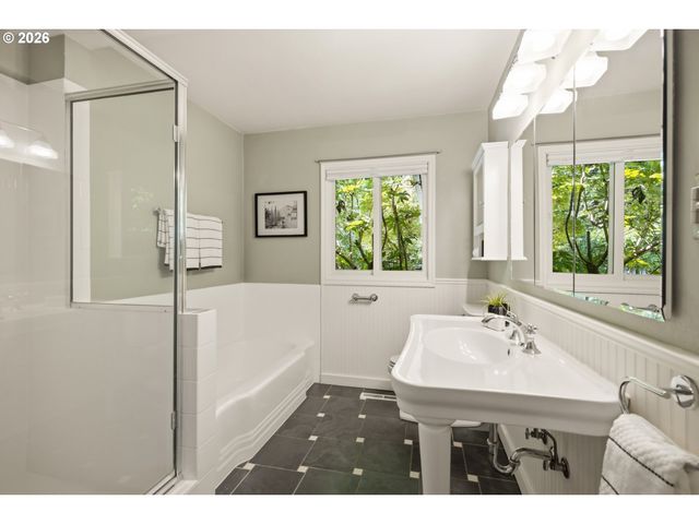 5211 Sw 18TH Pl, Portland, OR 97239